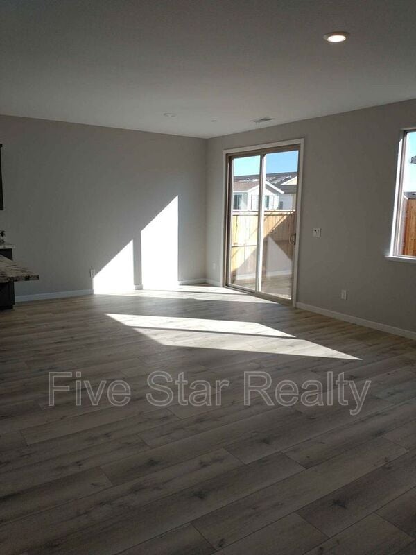 Foto del edificio - 5673 Mericrest Way
