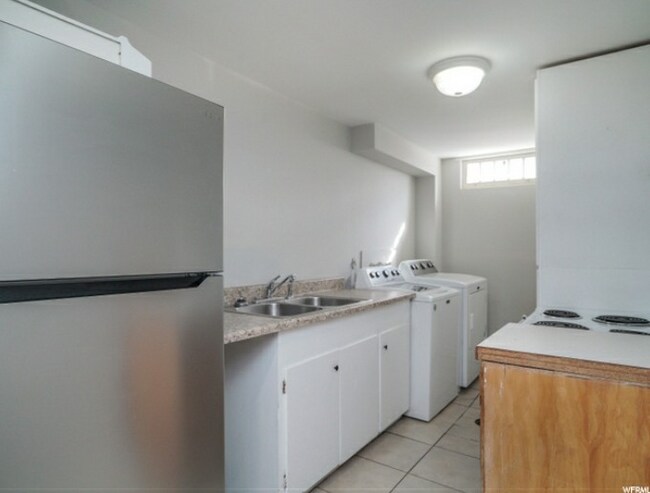 Building Photo - 4250 Edgehill Dr