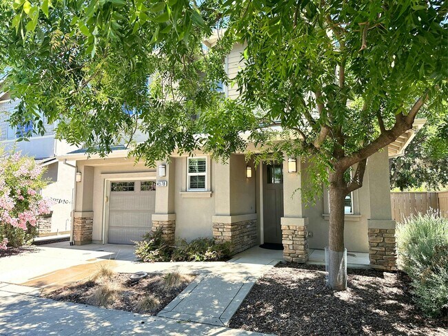 Foto del edificio - 4578 Blue Oak Pl