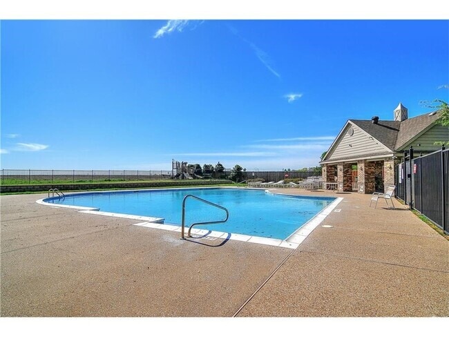 Building Photo - 4203 Falcon Dr