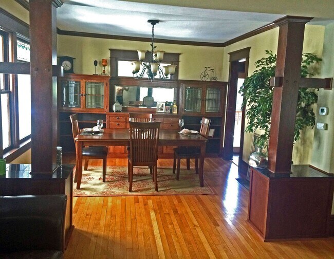 Building Photo - SINGLE FAMILY HOME! Great Location! Laundr...