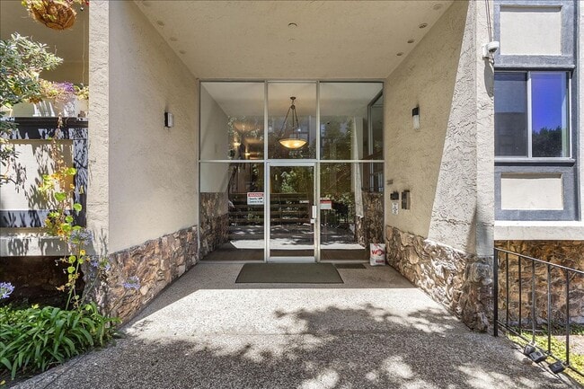 Building Photo - 955 Shorepoint Ct