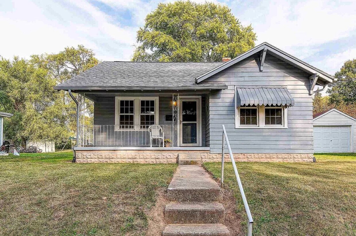 Foto principal - 2 bed, 1bath home, 1 car garage