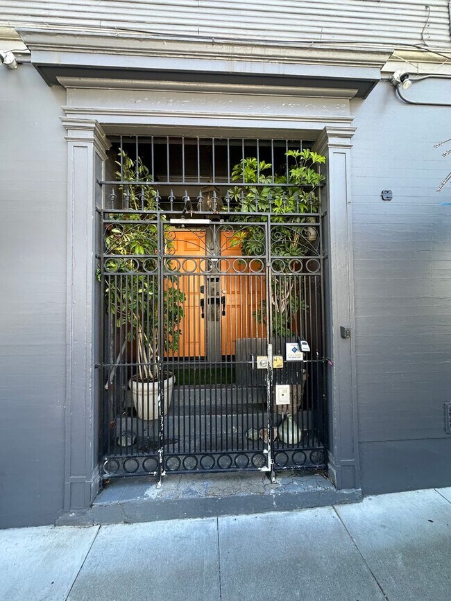 Foto del edificio - 82-86 Pond Street/3870-3872 17th Street (1...