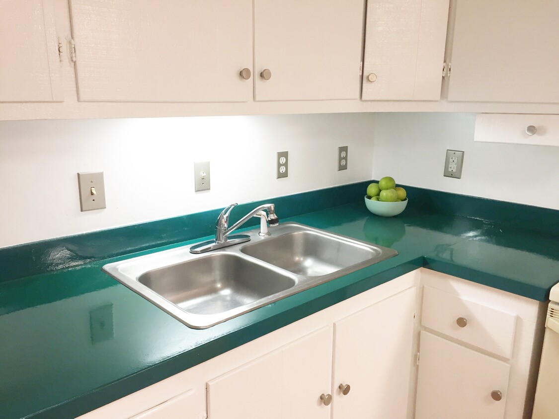 Kitchen detail: countertops - 2323 Crestmont Ave