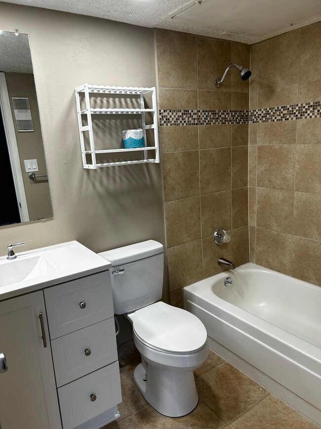 Building Photo - 2305 Basil Dr