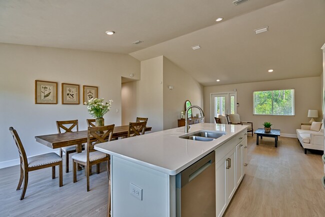 Building Photo - NEW HOME! 3/2  in Hawthorne