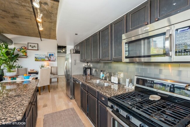 Kitchen with island - 933 W Van Buren St