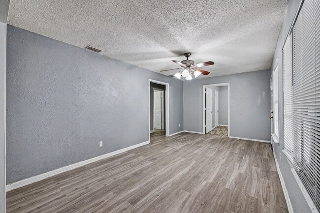Building Photo - SPACIOUS! LOCATION!