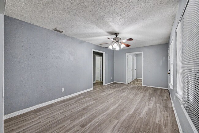 Foto del edificio - SPACIOUS! LOCATION!