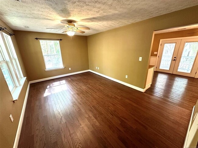 Building Photo - 5518 Thompson Dr
