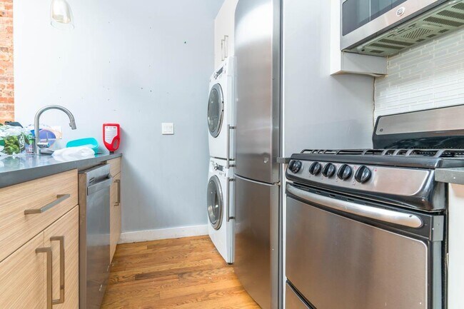 Foto del edificio - 994 Broadway