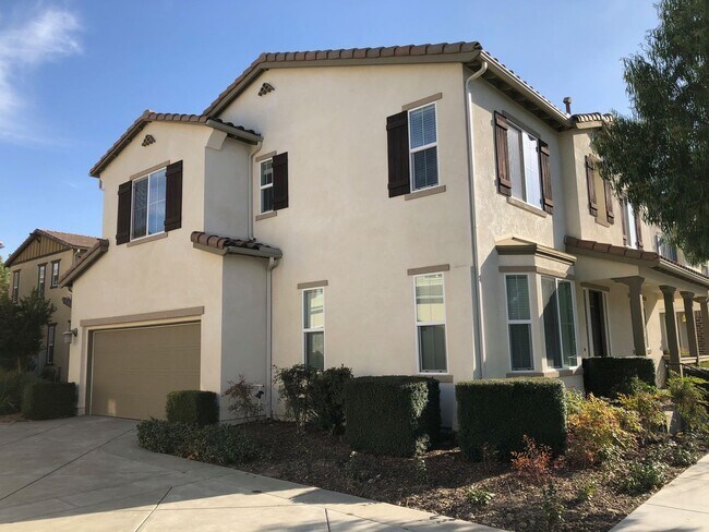 Building Photo - Beautiful 4 Bedroom Home in the Desirable ...