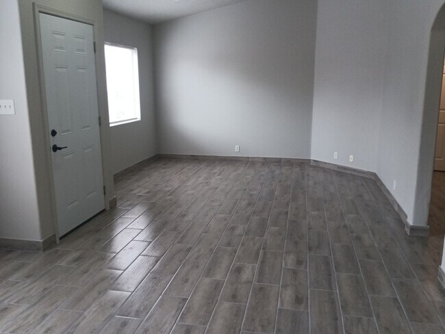 Building Photo - 3 Bedroom, 2 Bathroom Home! Schedule a Sho...