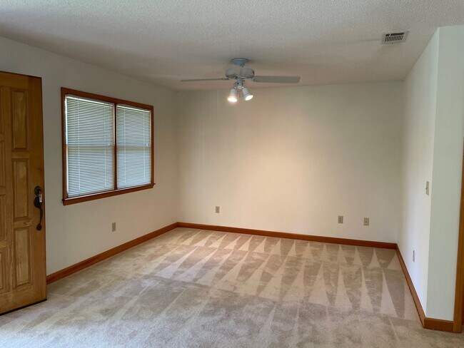 Building Photo - BEAUTIFUL 2 BED HOUSE, LARGE DECK, LARGE B...