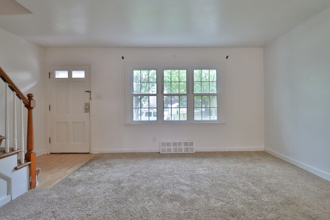 Foto del edificio - 831 N Raynor Ave