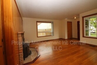 Building Photo - 1670 Yew St SE