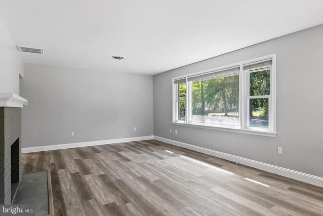 Building Photo - 405 Hamilton Rd