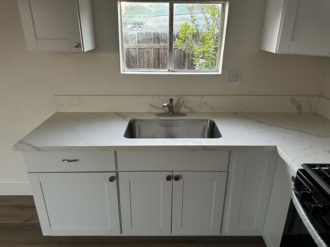 Building Photo - 874-875- Visalia Rd.