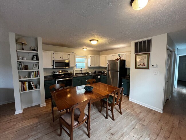Foto del edificio - FURNISHED 2-BED w/OFFICE IN SHELBY PARK