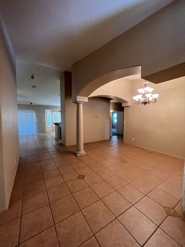 Foto del edificio - 3 BEDROOM HOME IN FALLS RANCH!