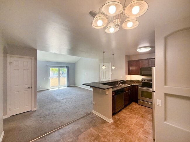 Building Photo - Beautiful 4B/2BA Top Floor Corner Unit wit...