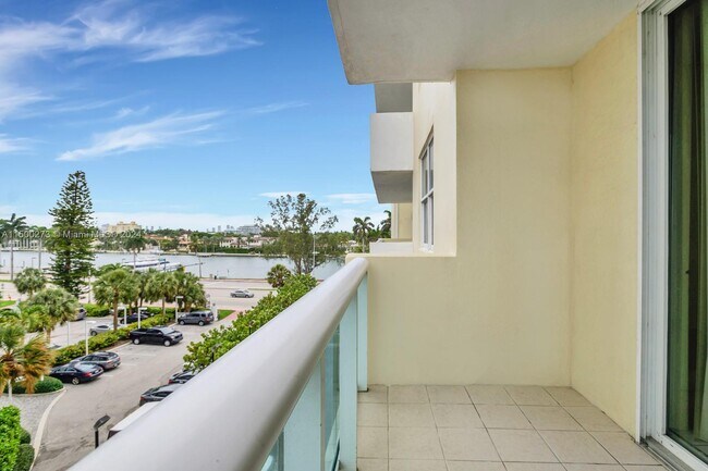 Building Photo - 5001 Collins Ave