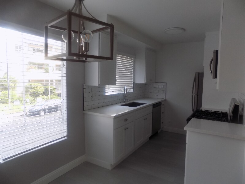 Foto principal - 646 S Barrington Ave
