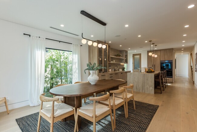 Comedor - 1161 Stearns Dr