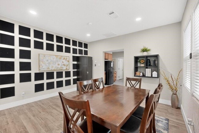 Foto del edificio - 6279 Drew Dr