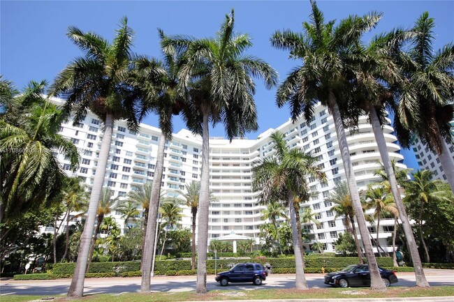 Foto del edificio - 5151 Collins Ave