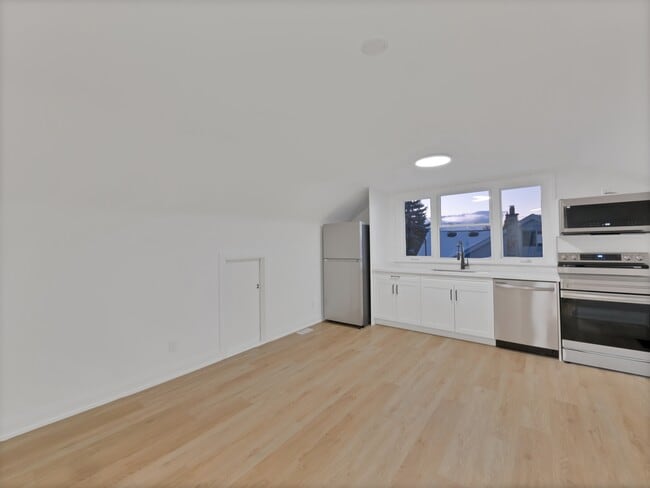 Building Photo - 647 Limeridge Rd E