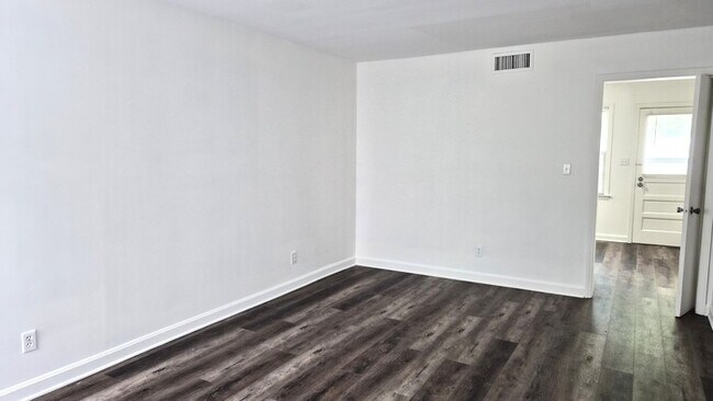 Foto del edificio - Well Maintained 2 Bedroom Townhouse with Move In Special!