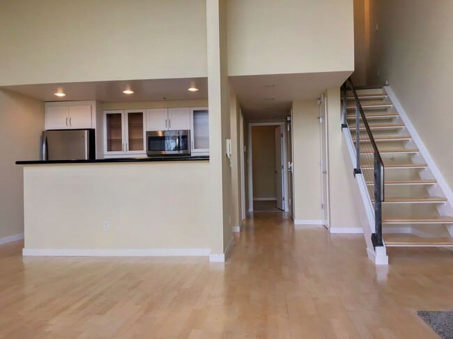 Building Photo - 1 Bed + 1 Loft Bedroom, 2 Bath - Sunny SOM...