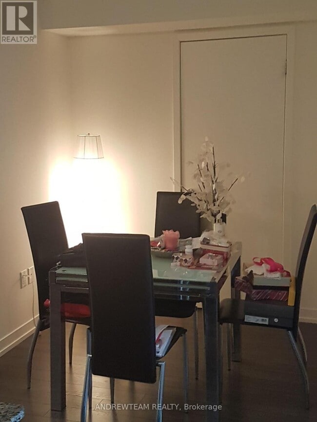 Building Photo - 816 Lansdowne Ave