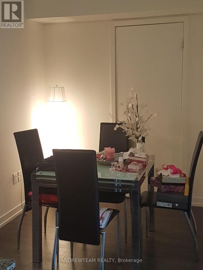 Photo du bâtiment - 816 Lansdowne Ave