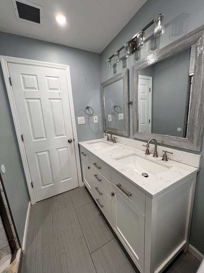 Building Photo - 72 Carlton St