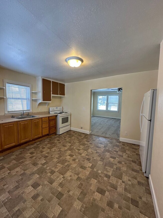 Building Photo - Renovated 2 bedroom, 1 bathroom home on So...