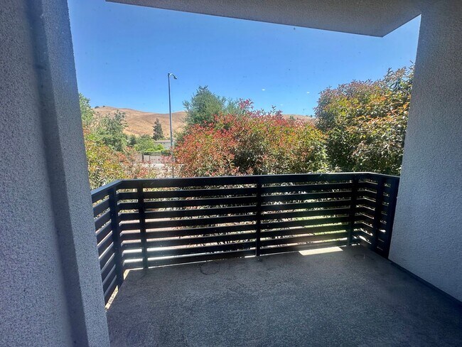 Building Photo - Mission Blvd 2 Bedroom 2 Bath Unit!