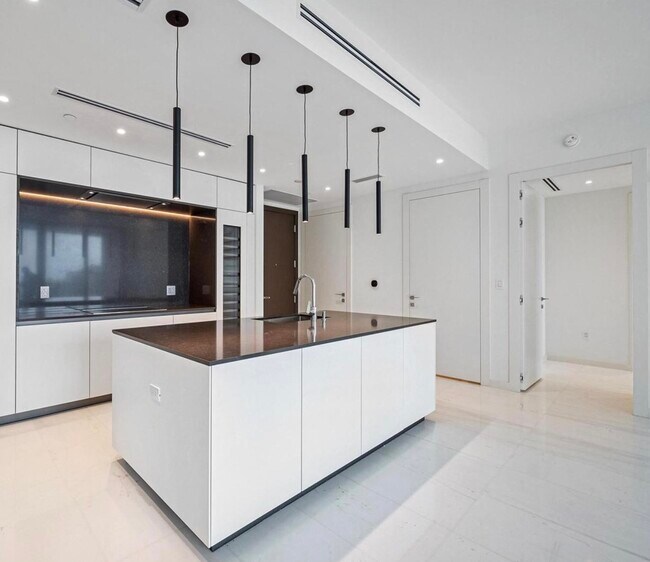 Building Photo - 300 Biscayne Boulevard Way