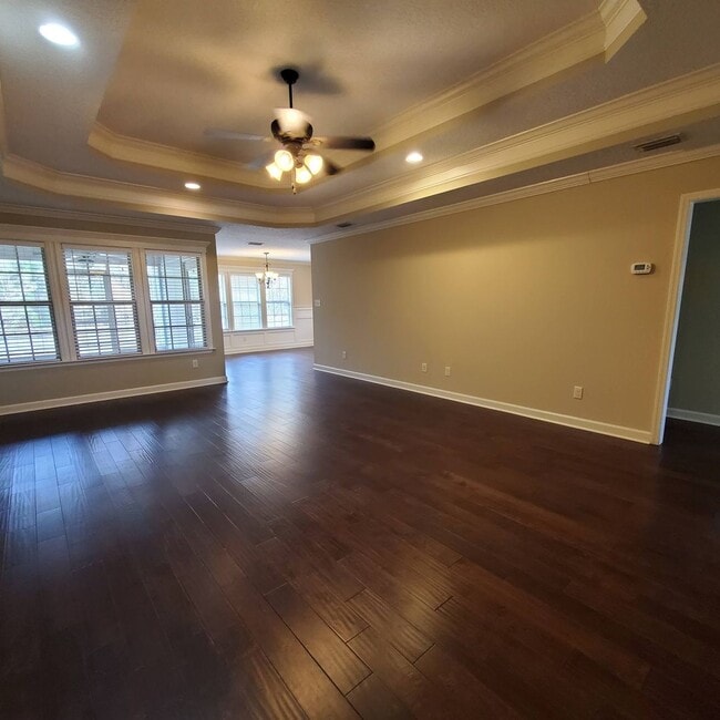 Foto del edificio - Modern Elegance in Nelson Hill: 4BR/2BA Oasis with Wood Floors, Fenced Yard, and Pet-Friendly Perks!