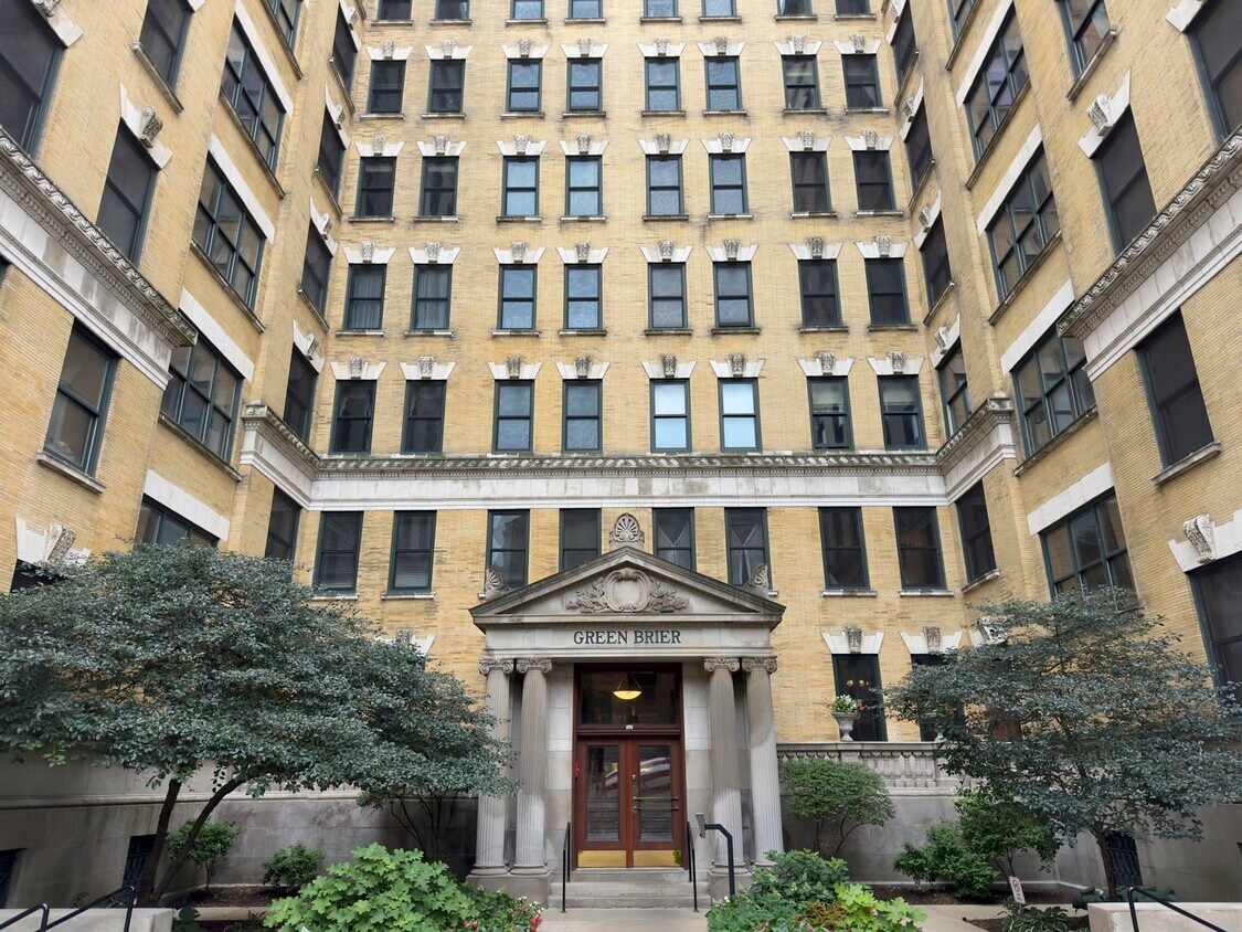 Foto principal - 559 W Surf St