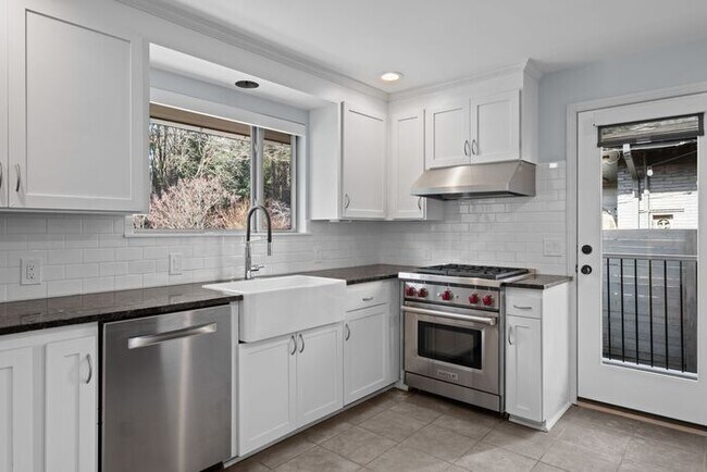 Building Photo - Elegant and Spacious Air-Conditioned Lincoln Park Rambler