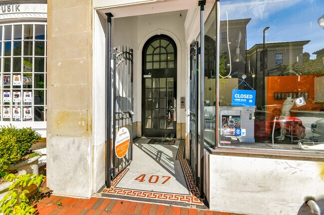 Foto del edificio - 407 N Charles St