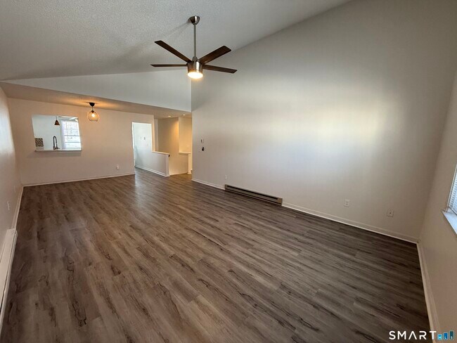 Foto del edificio - 699 S Main St