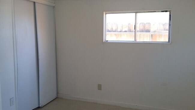 Building Photo - 2 Bed 1 Bath Home Taft CA