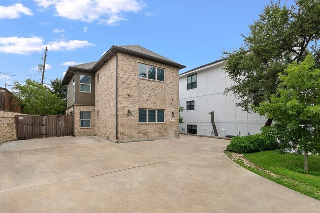 Foto del edificio - 2832 Forest Park Blvd
