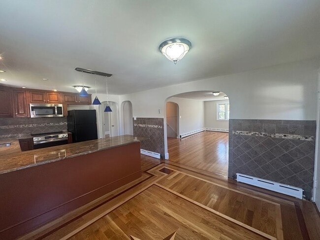 Building Photo - 34 Booth St