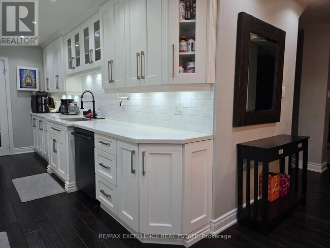 Building Photo - 50 Elizabeth St S