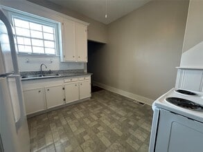 Building Photo - 807 8th St